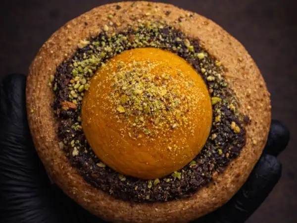 Moravsk� kol�� s pist�ciov�m frangipane a marhu�ou 135g